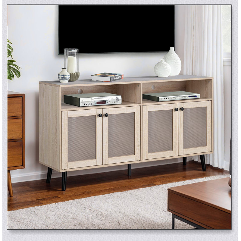 Meuble télé de style Mid-Century moderne avec pieds fuselés, boutons ronds et portes d'armoire au fini naturel pour le salon principal