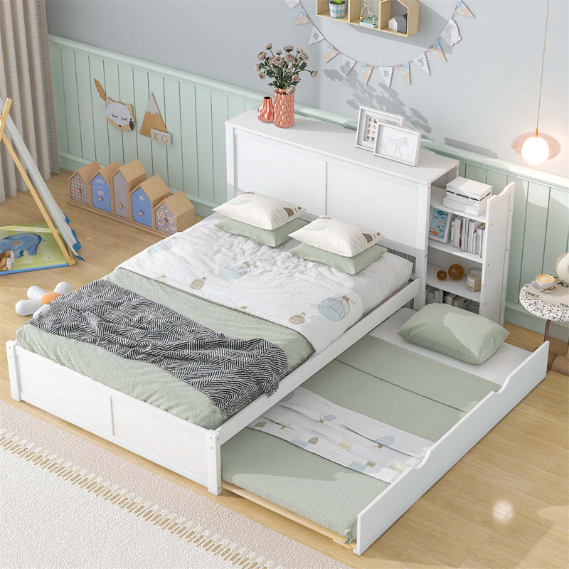 Lit plateforme fonctionnel avec tablettes coulissantes et lit gigogne simple pour une utilisation optimale de l'espace dans la chambre à coucher