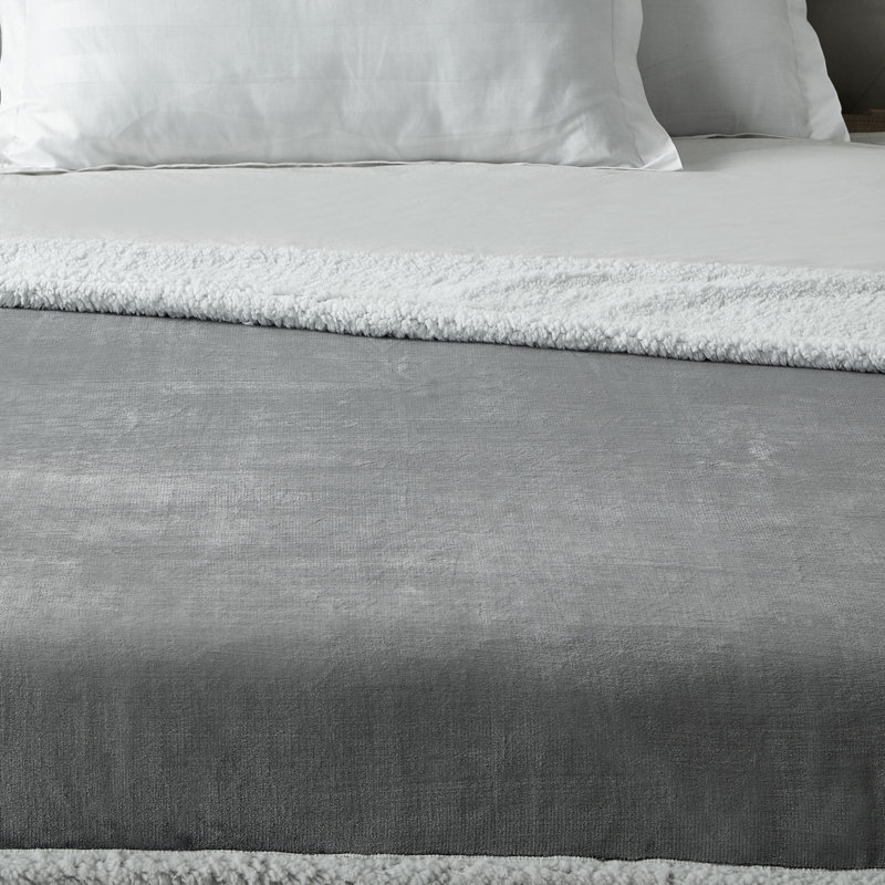 Jeté de flanelle inversé Uilda Sherpa 50 po x 60 po, Gris clair