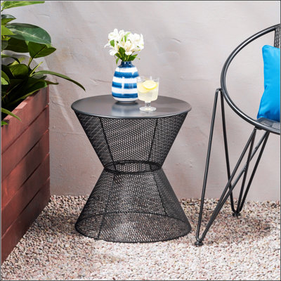Table d'appoint NEVada avec structure en fer durable et conception en filet Breezy pour une détente en plein air et un style intemporel
