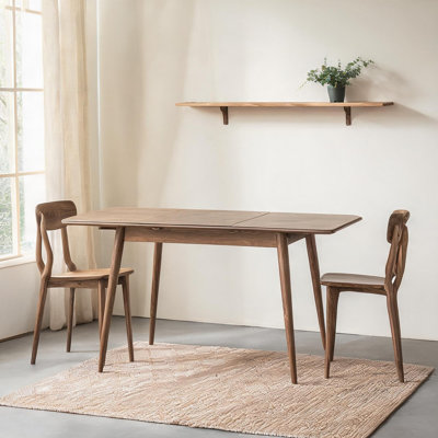 Table de salle à manger extensible en chêne massif avec mécanisme télescopique et coins arrondis pour 6 à 8 personnes.