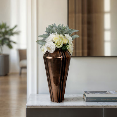 Vase sculptural en métal sculpté pour salon