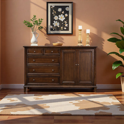 Grande armoire de rangement dans le salon