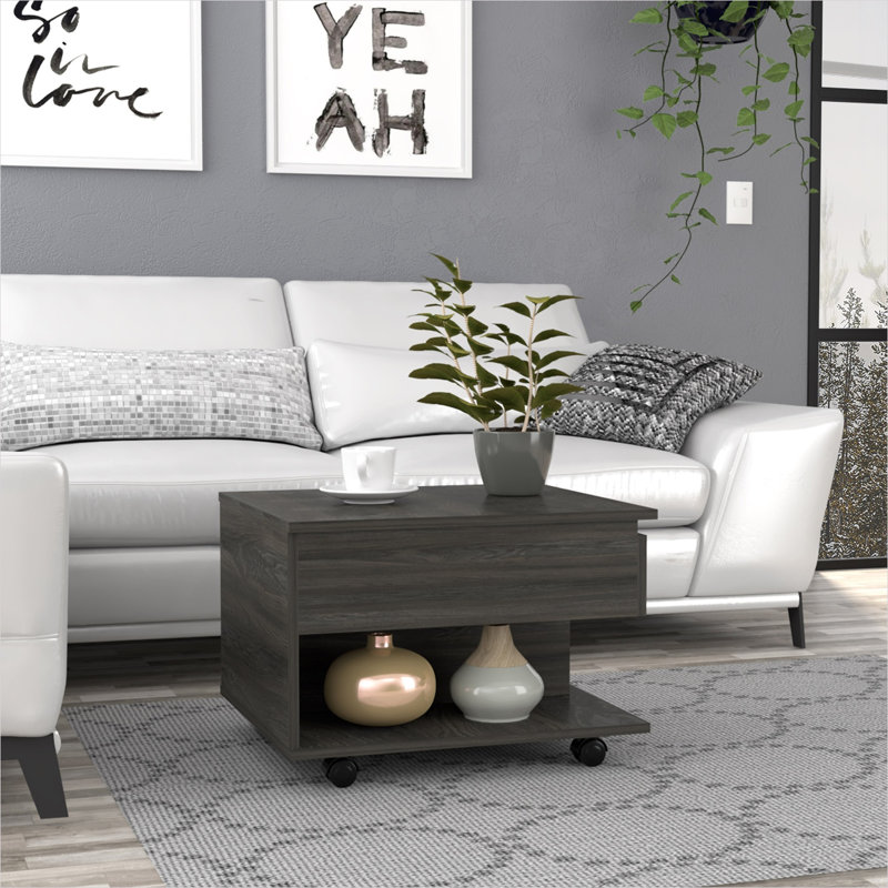 Table basse carrée à plateau relevable avec rangement dissimulé et roulettes verrouillables au fini brun