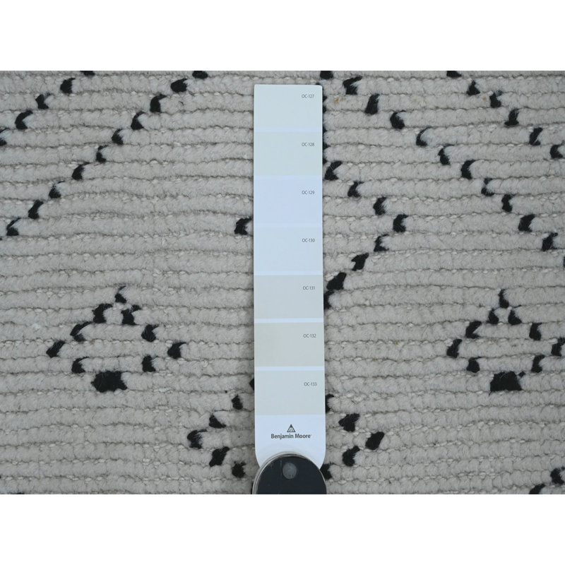 Tapis oriental blanc perle 3 pi x 12 pi 8 po, tissage marocain à motif géométrique, velours texturé, laine douce, noué à la main