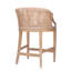 Tabouret de comptoir naturel en blanc délavé avec revêtement et pieds en bois massif pour un design classique. Siège en lin doux et élégant. Détails en bronze antique de votre cuisine