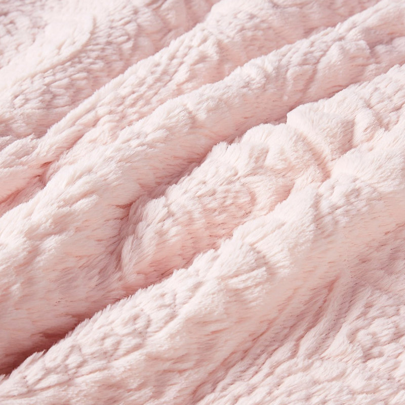 Édredon en fausse fourrure rosé - médaillon brodé tendance