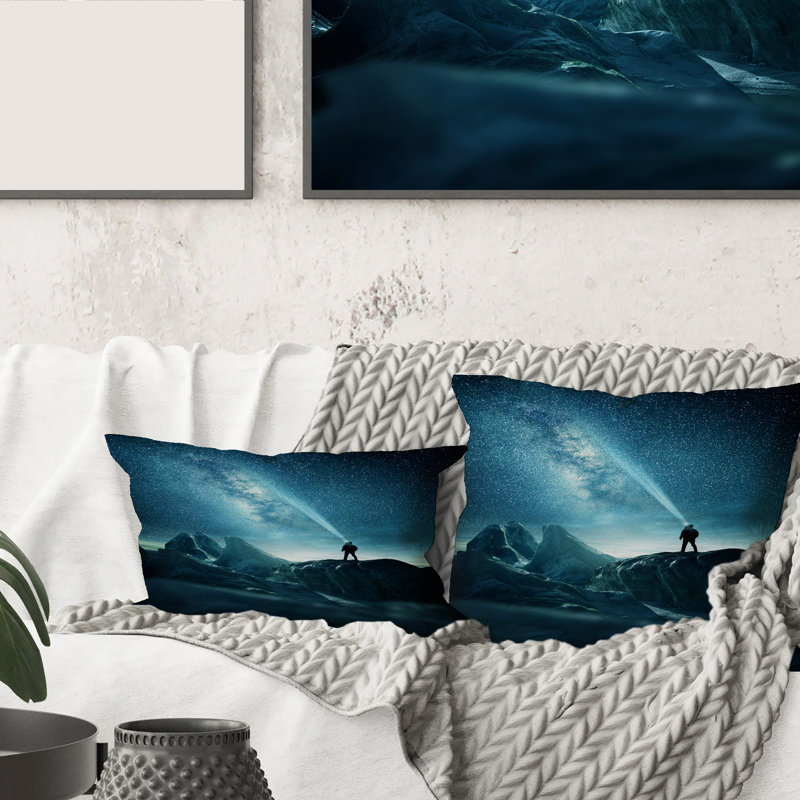Rectangle, un homme qui illumine le ciel nocturne - Coussin décoratif à imprimé moderne
