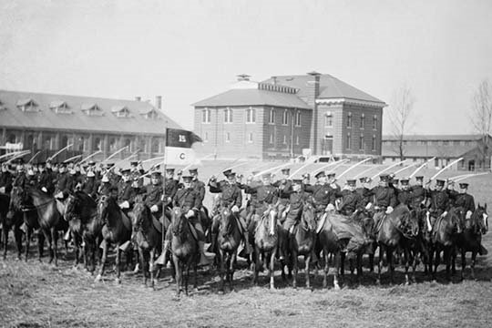 La cavalerie fixe est un exercice de formation d’exercice à leur base-reproduction de photo, H 24 po x l 36 po x P 1,5 po