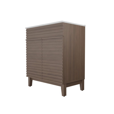 Une armoire de salle de bain brune de 30 pouces avec une porte à lattes à motif horizontal, jumelée à un bassin en céramique blanche, présente un design moderne à la fois imperméable et durable.