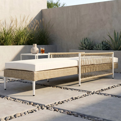 Chaise longue de patio en rotin toutes saisons, inclinable réglable en osier à 6 vitesses avec accoudoirs et coussin confortable, beige