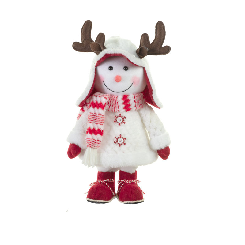 Petite fille debout bonhomme de neige