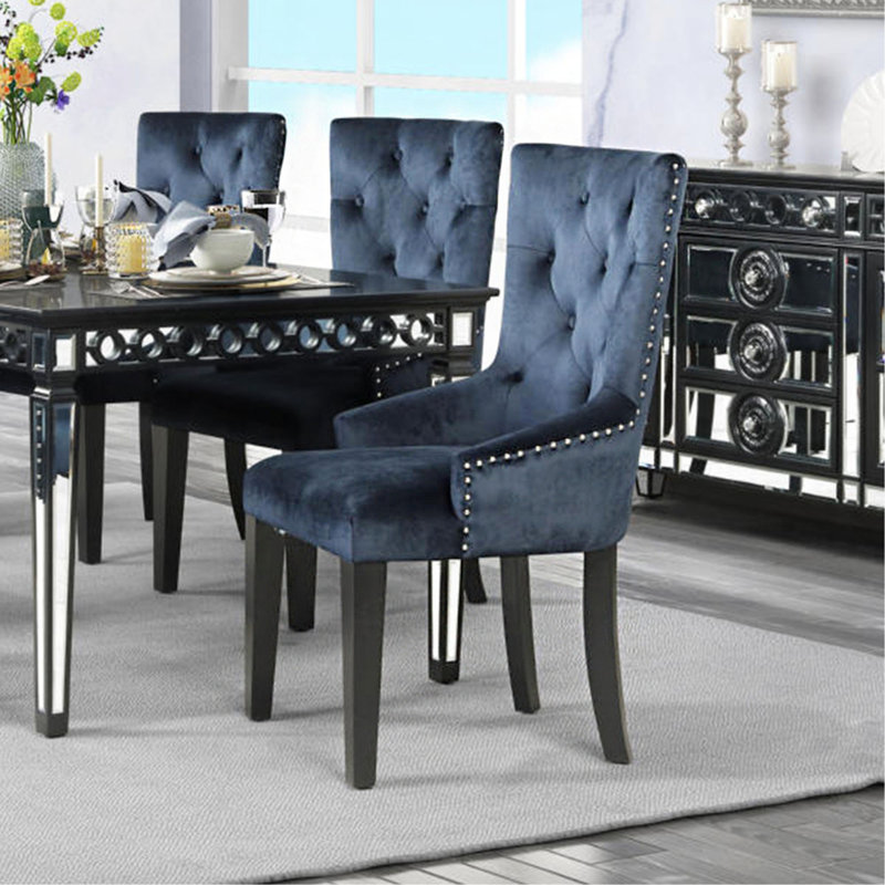 Chaise d'appoint rembourrée en velours avec garniture cloutée, bleu marine foncé et noir