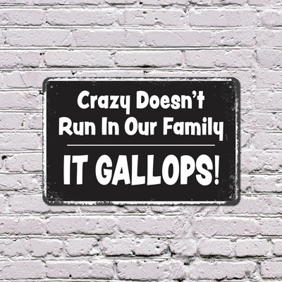 Crazy Don't Run In Our Family It Gallops Enseigne en plastique de 13 po x 20 po sur votre chapeau
