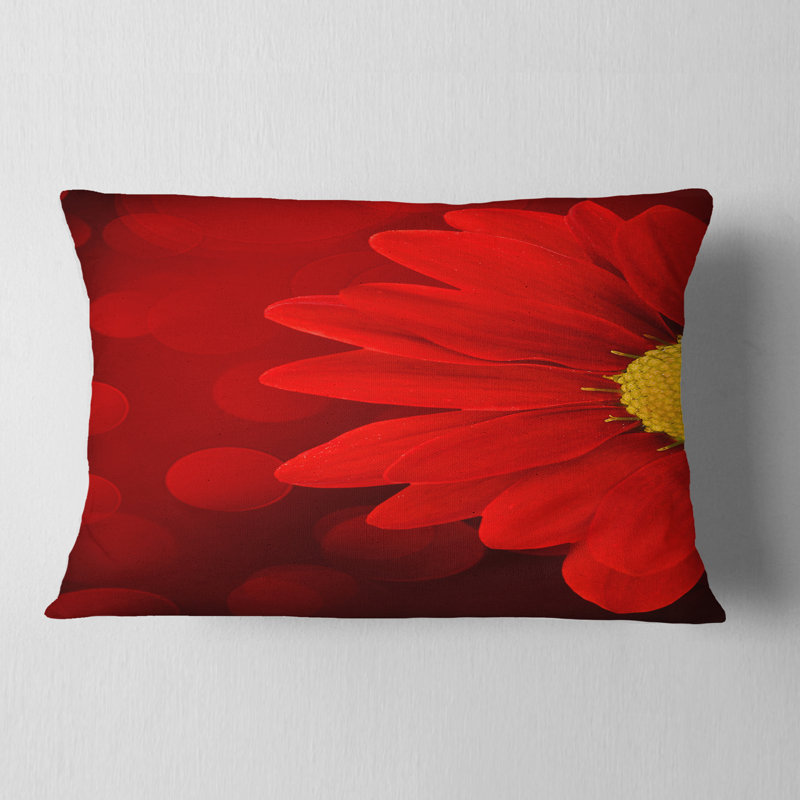 Fleur rouge avec fond illuminé - Coussin décoratif imprimé floral, 12 po x 20 po, Rectangle