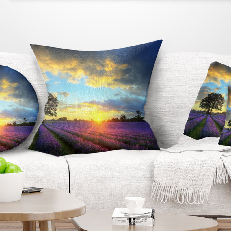 Coussin fleur sur un champ de lavande, 18 po x 18 po, Mauve / Bleu, Coussin décoratif