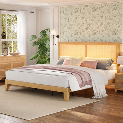 Très grande base de lit en bois massif et métal soudé Boho avec tête de lit en rotin d'une capacité de 1000 lb avec lumière DEL et rangement sous le lit 8 po, lit plateforme silencieux, assemblage facile, couleur bois naturel