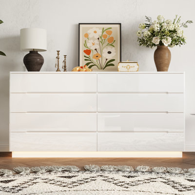 Commode 8 tiroirs avec finition brillante et lumière chaude