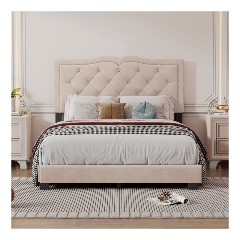 Structure de lit double rembourrée avec motif de rivets, lit plateforme moderne en velours avec tête de lit capitonnée, beige