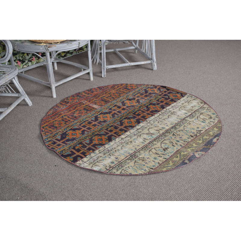 Tapis turc rétro vintage dans des tons orange chaud, parfait pour la cuisine et le vestibule