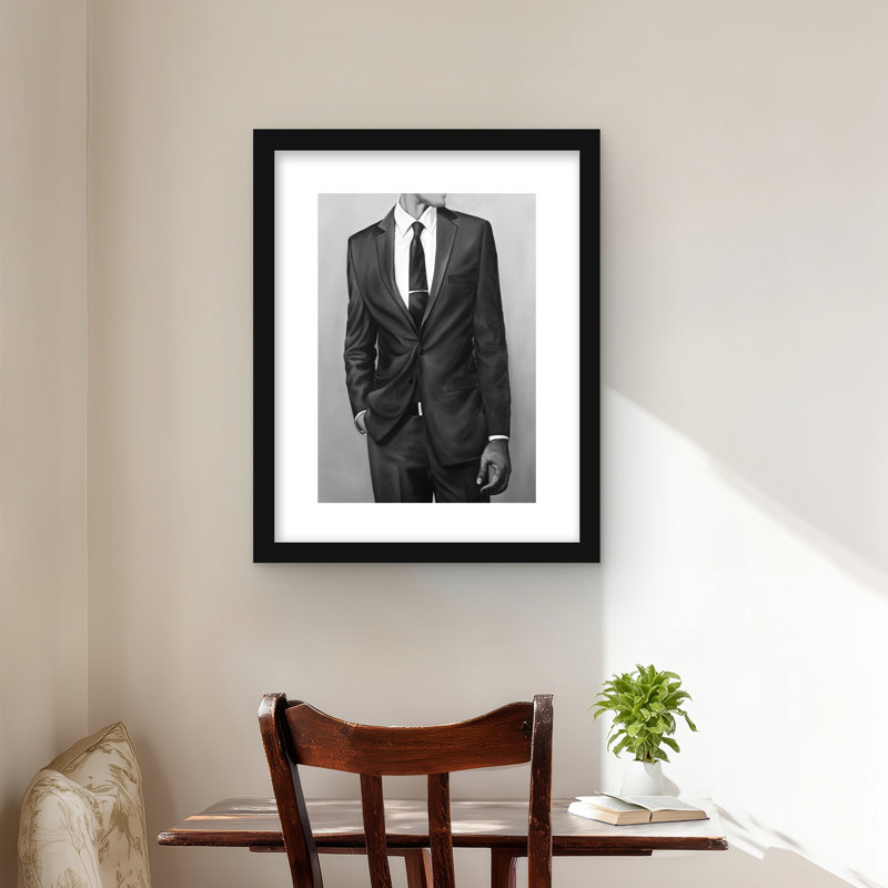 «Man in a Great costume - Black Livingroom», reproduction encadrée