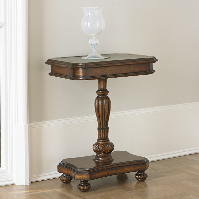 Table de bout gravée