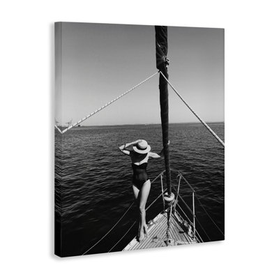 «Woman Posing on Boat», art mural par LSR Design Studio bp-483_CN