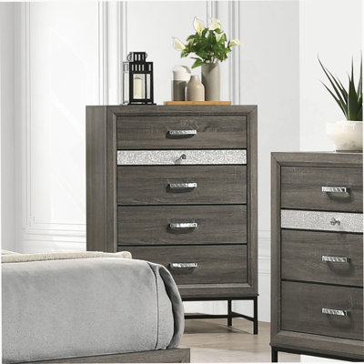 Commode de style contemporain à 4 tiroirs avec pieds en métal et poignées décoratives en acrylique