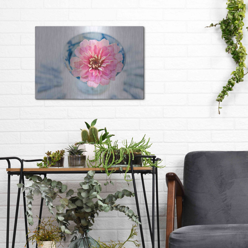 Art floral de luxe «Pink Flower In A Sake Cup» par Elen «Pink Flower In A Sake Cup» par Elena Ray