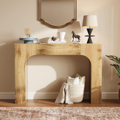 Console Farmhouse, longue table d'entrée en bois derrière le canapé