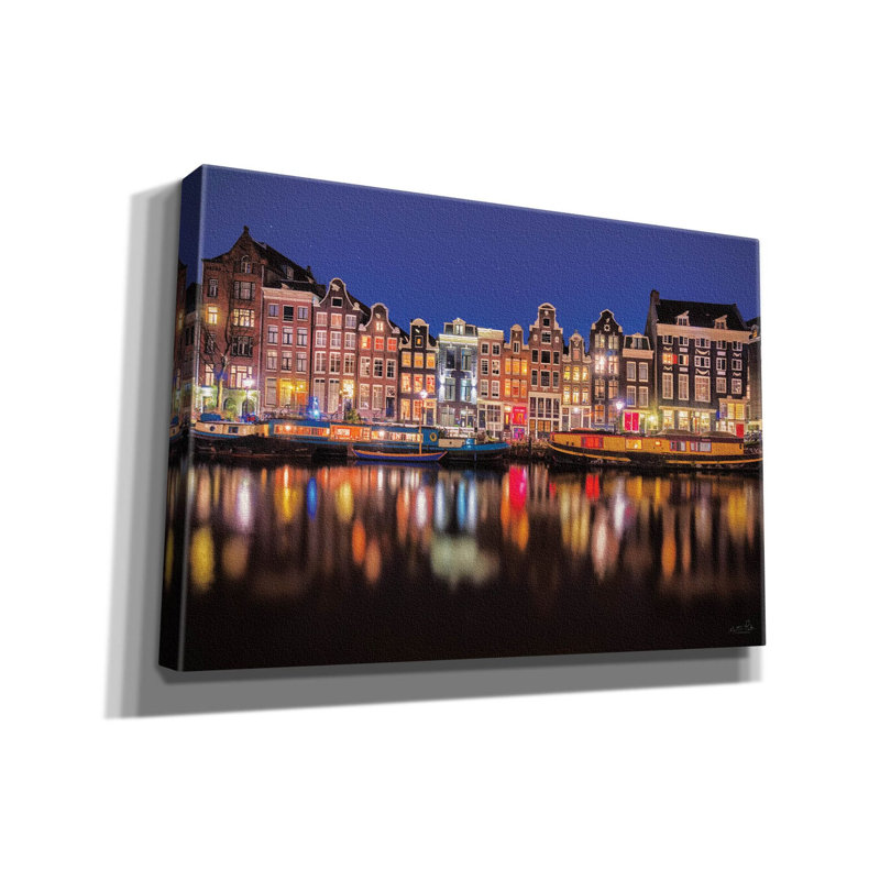 «Building Row Reflections 4» par Martin Podt, estampe numérique sur toile, H 18 po x l 26 po x P 0,75 po