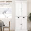 Garde-manger autoportant de 72,5 po avec 4 portes, un tiroir et 3 tablettes réglables dans une armoire à finition grain de bois blanc, blanc et pour divers articles. Pièce de style traditionnel. Capacité de tablette de 22 lb