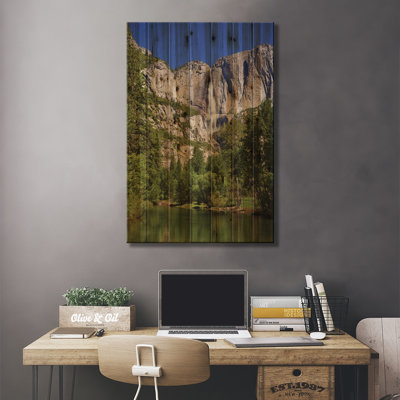 États-Unis, Californie, parc national de Yosemite. Paysage de Yosemite Falls et Merced River.