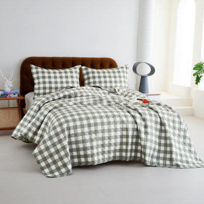 3-piece Black Bear Holiday Stitched Quilt Set