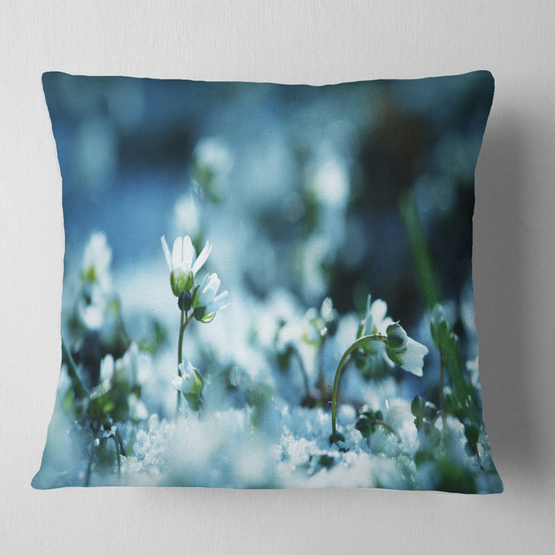 Petites fleurs blanches sur fond bleu - Coussin décoratif à imprimé floral, 18 po x 18 po, Floral 2