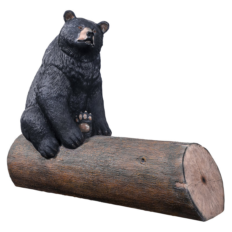 Ours noir sur un banc sculptural en rondins