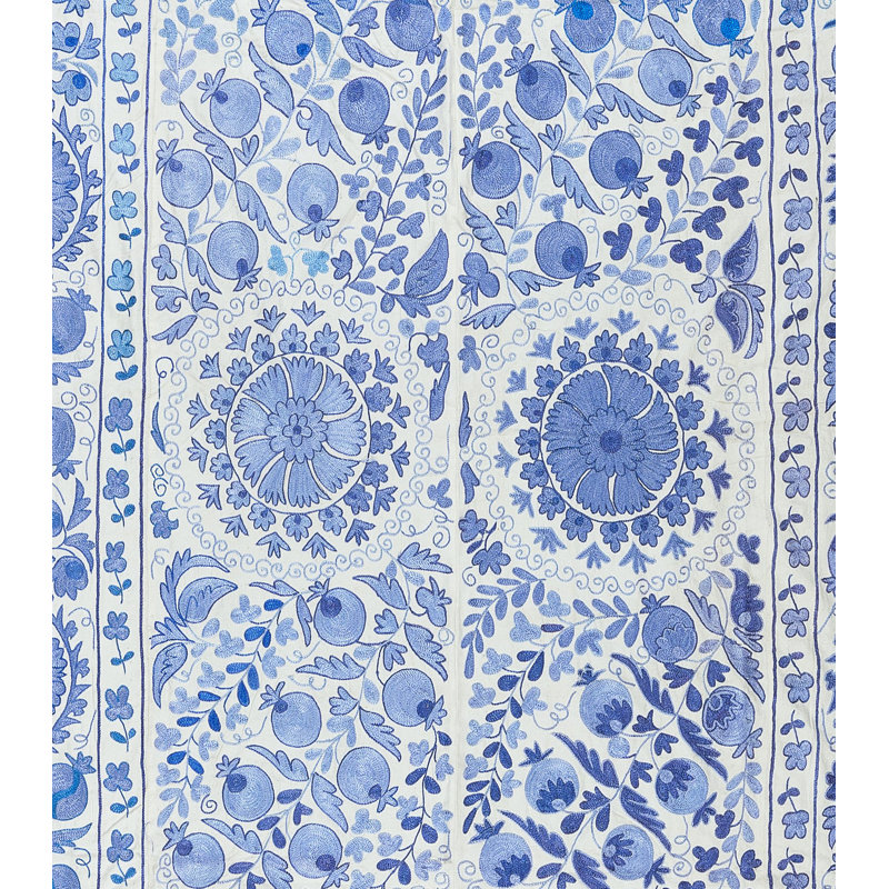 Tenture murale 75 po x 98 po en soie et broderie bleue et crème. Couvre-lit décoratif. Nappe faite à la main. Tapisserie murale