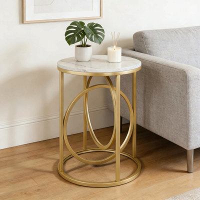 Table basse ronde, canapé élégant, table d'appoint élégante