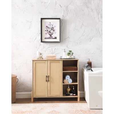 Meuble de rangement moderne du milieu du siècle avec d'élégantes portes tissées, un espace de rangement ouvert et des étagères réglables et adaptables, parfait pour le rangement dans le salon ou la salle à manger, style naturel grâce aux panneaux de particules, double porte