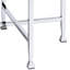 Table d'appoint en chêne blanc de style contemporain, robuste et stable grâce à son support métallique.