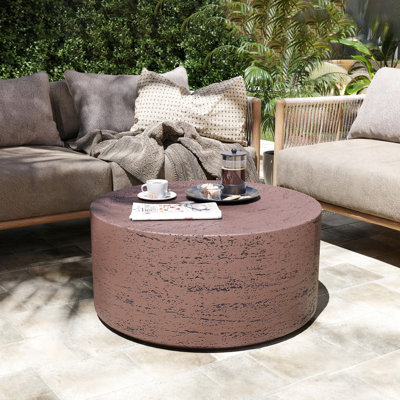 Table basse d'extérieur en oxyde de magnésium 28 po avec surface texturée en pierre naturelle, rouge rouille