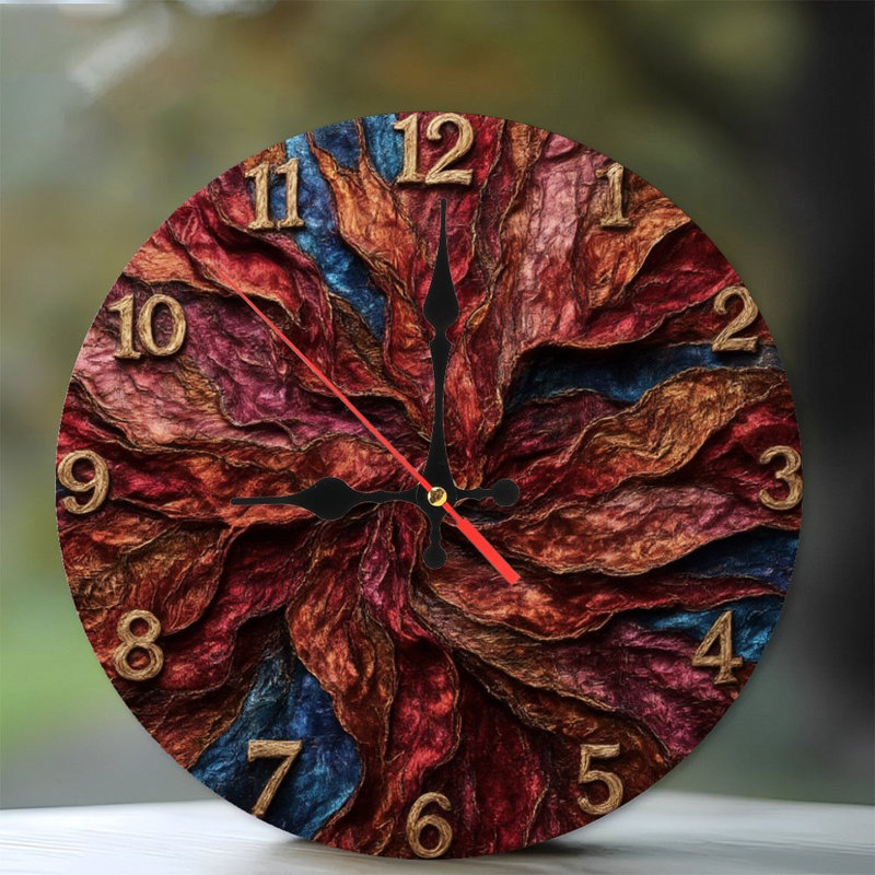 Horloge avec pétales texturés tourbillonnants