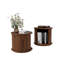 Ensemble de tables basses rondes 2 pièces, tables d'appoint gigognes modernes avec rangement à porte coulissante, table de bout et table de chevet pour canapé au fini noyer, avec tabouret décoratif à colonne romaine cannelée