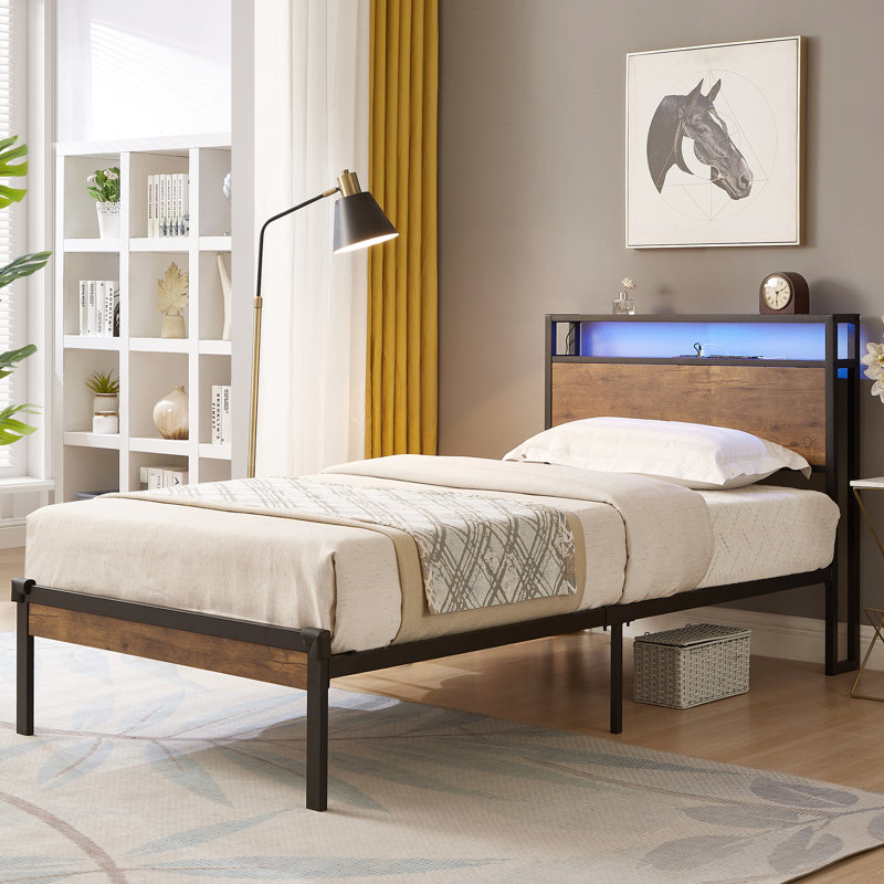 Lit plateforme simple en métal avec repose-pieds et pieds en bois, fente, lumières à DEL, télécommande, sommier non indispensable, capacité de rangement abondante, procédure d'assemblage facile, moderne