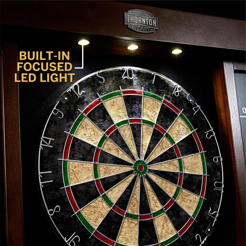Jeu de fléchettes et armoire avec fléchettes