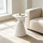 Table d'appoint MGO en marbre blanc rétro moucheté, table de bout à piédestal sans assemblage avec base texturée verticale, table d'appoint résistante aux intempéries pour le salon intérieur, extérieur, patio, balcon, bureau à domicile