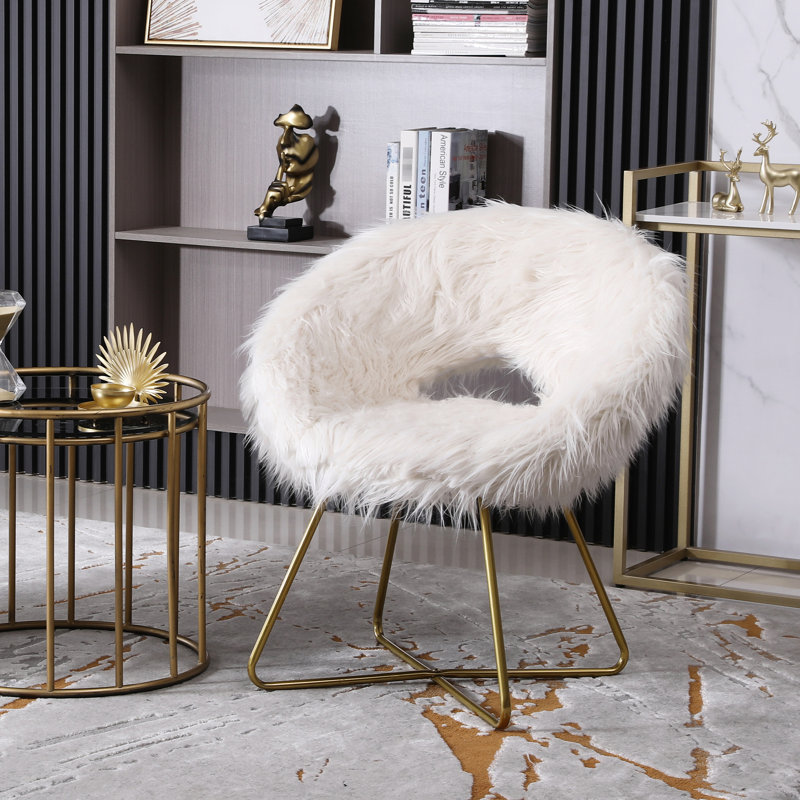 Chaise moderne en fausse fourrure blanche avec coussin - structure de traîneau dorée, protecteur de plancher, aspect élégant, siège rembourré Scratch-Flair et garde-corps en métal