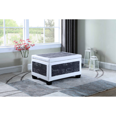Haut 19 po 2 en cuir retravaillé bleu et blanc Old World. Sièges supplémentaires 12 po x 12 po x 16,5 po, rangement 28 po x 21 po x 11,5 po. Pieds 3,25 po x 3,25 po x 3 po. Charnières à double levage stables. Cuir microfibre. Nettoyer avec un chiffon humide. Blanc 2
