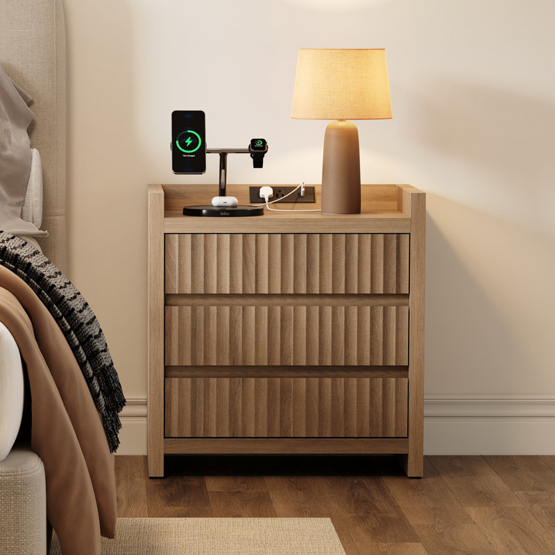 Table de chevet cannelée moderne à 3 tiroirs avec station de charge, table de chevet en bois avec port USB, petite table de bout avec rangement pour le salon