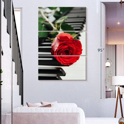 Hardie, rose rouge sur piano